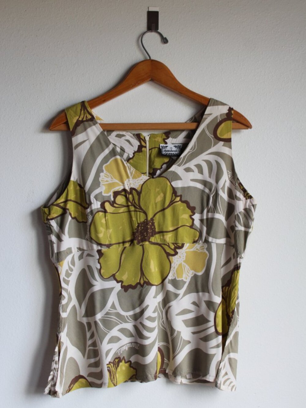 Manuheali'i Women's blouse size Large